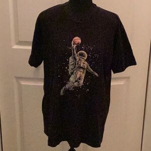 🏀astronaut NWOT Fun Astronaut Playing Basketball Tee Shirt Closet Must Have  🏀
